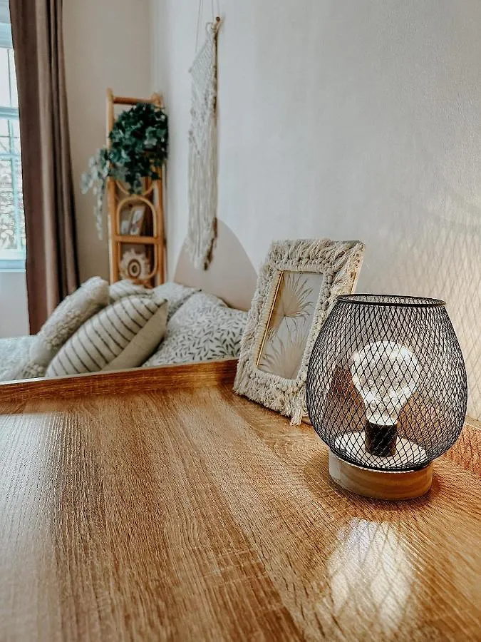 Quiet Boho Lair 10 Min To Centre Apartment Prague