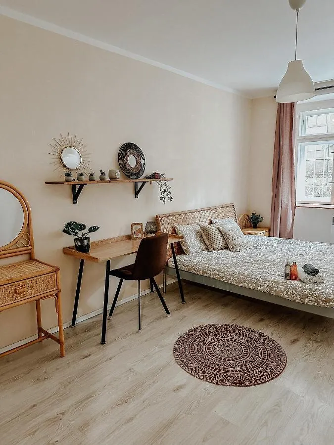 Quiet Boho Lair 10 Min To Centre Apartment Prague