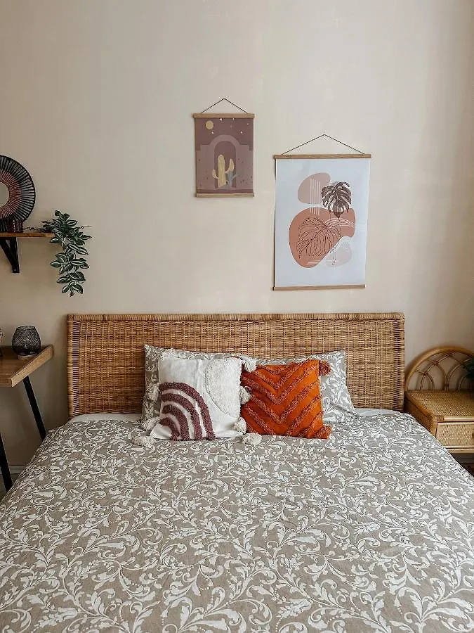 Quiet Boho Lair 10 Min To Centre Apartment Prague