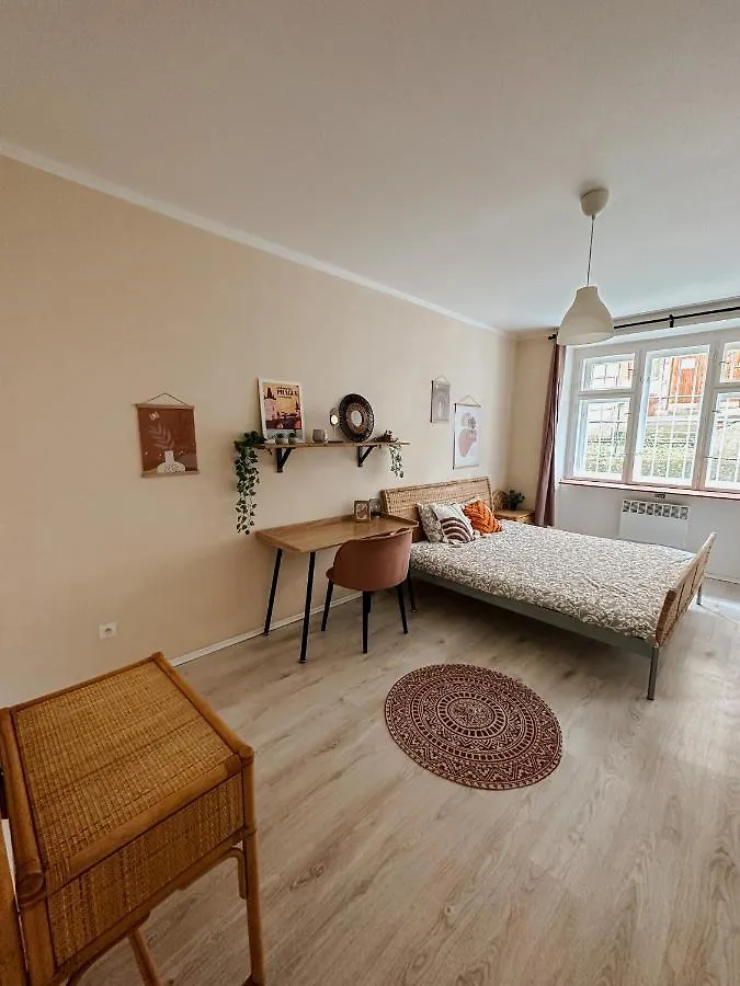 Quiet Boho Lair 10 Min To Centre Apartment Prague