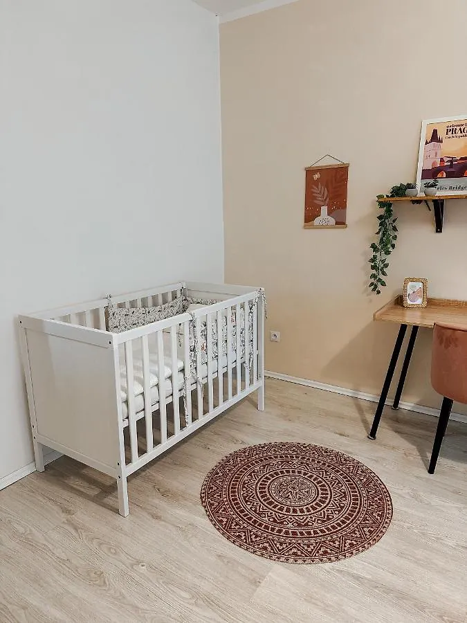 Quiet Boho Lair 10 Min To Centre Apartment Prague